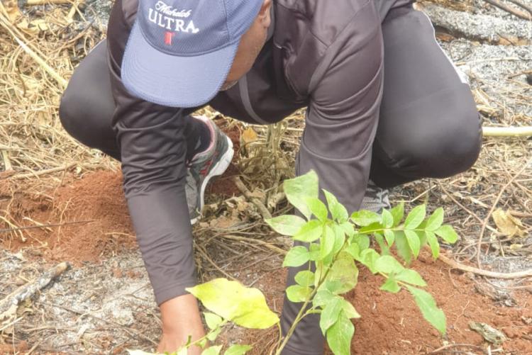 Prof. Nzuma in action planting a tree (2)