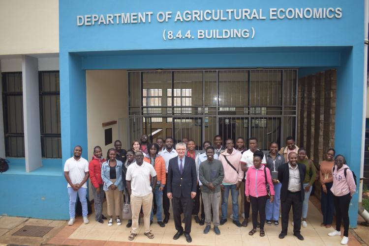 Prof. Gerd Inset with a group of participants